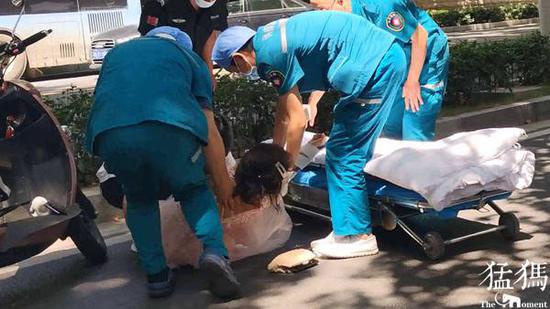 鄭州：小電電撞傷女子后提速“閃人” 跑腿小哥見義勇為脫崗“追逃”