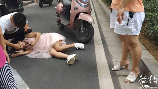 鄭州：小電電撞傷女子后提速“閃人” 跑腿小哥見義勇為脫崗“追逃”