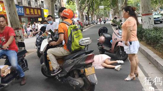 鄭州：小電電撞傷女子后提速“閃人” 跑腿小哥見義勇為脫崗“追逃”