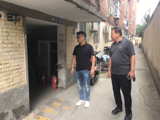 鄭州市管城區(qū)教育局班子成員深入分包無主管 樓院查看安全防汛情況