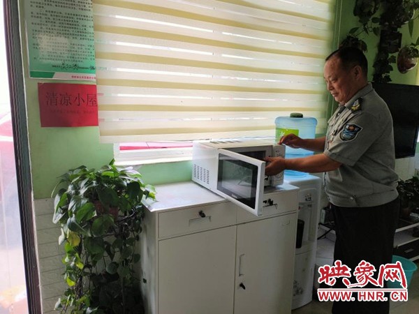 鄭州公交清涼小屋增設“愛心冰柜” 免費冷飲送清涼