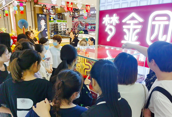 “巨型黃金戒指”在鄭州展出 重82.2公斤價(jià)值數(shù)千萬(wàn)元