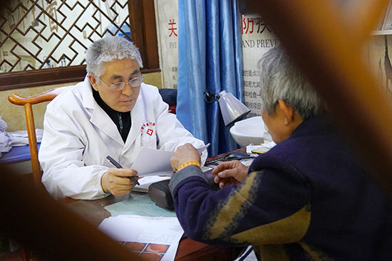 56歲老中醫免費捐贈40余萬元抗疫湯劑