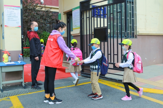 鄭州全市小學今日返校復學 錯峰入校秩序井然